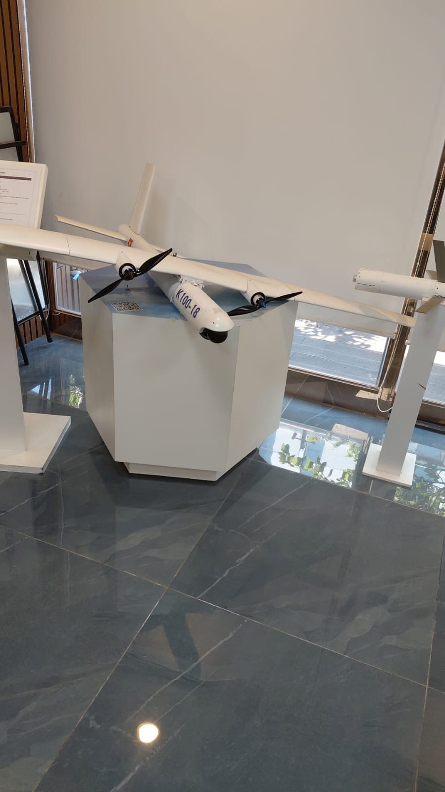 Modelo de aeronave K100-18 em exposição