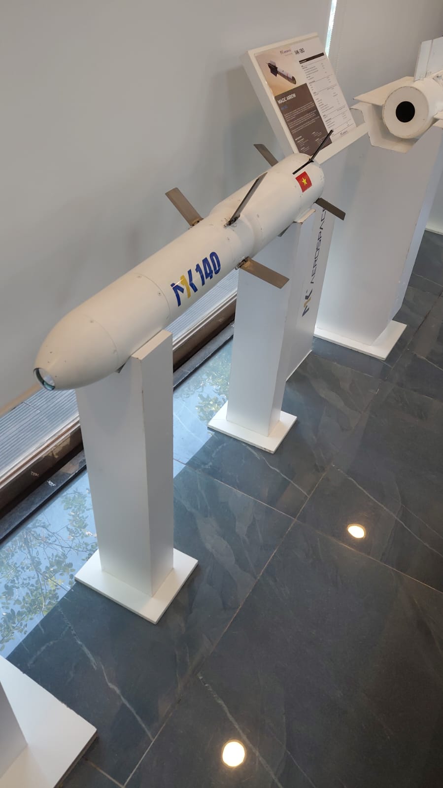 Modelo identificado como MK-140 em exposição