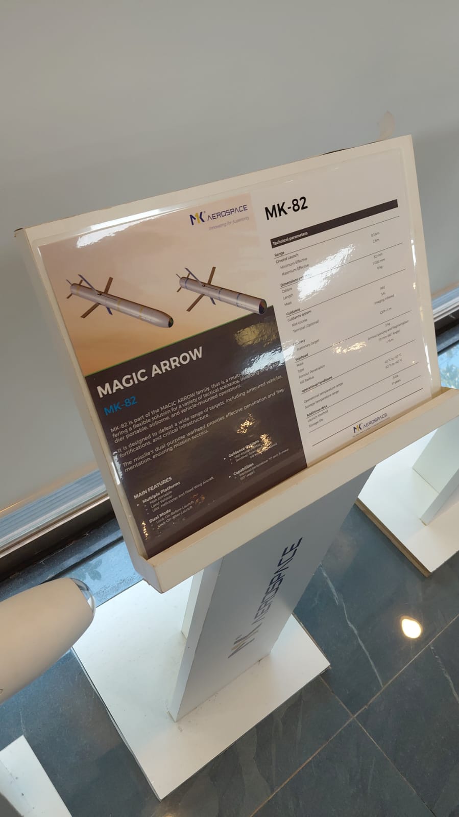Painel técnico do MK-82 em exposição